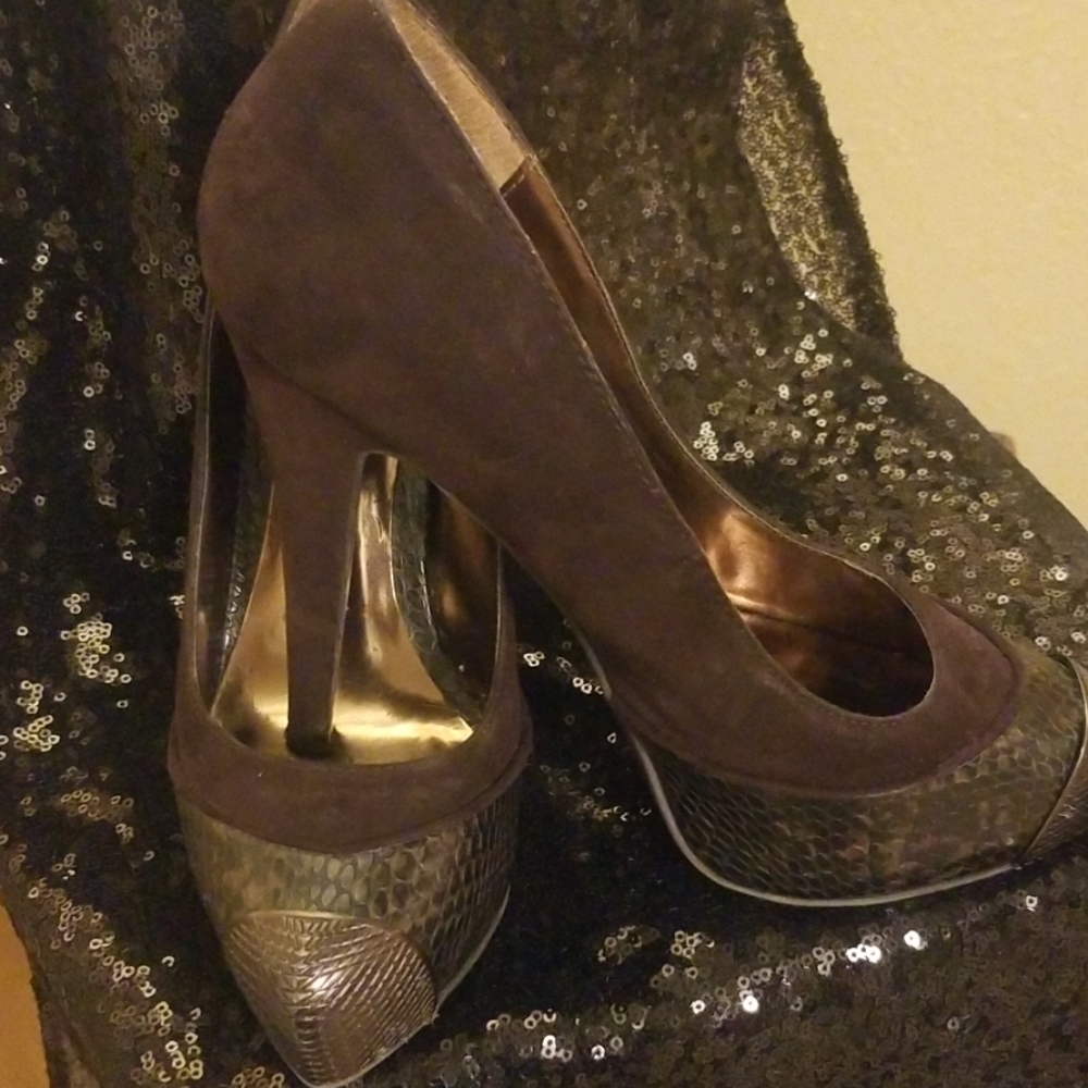 Carlos Santana Pumps